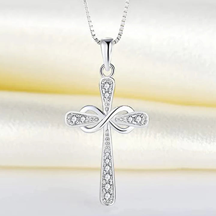 Collier avec pendentif croix et signe infini entrelacés