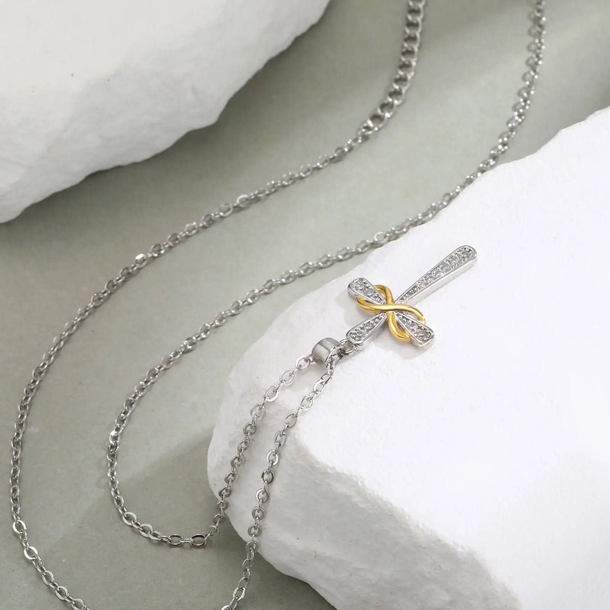 Collier avec pendentif croix et symbole infini bicolore