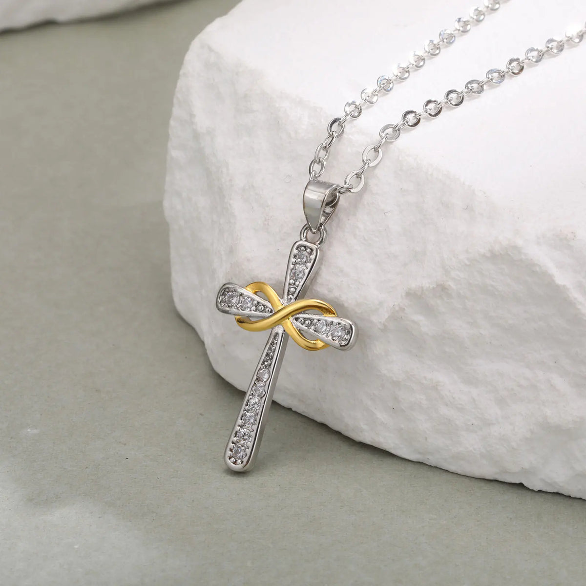 Collier avec pendentif croix et symbole infini bicolore