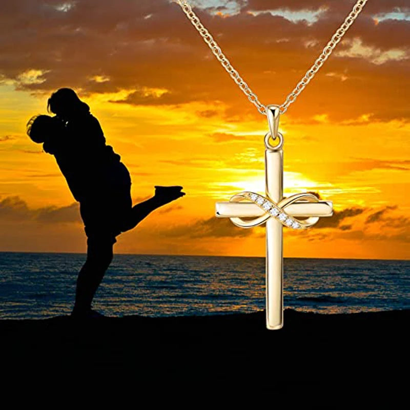Collier avec pendentif croix infini orné de cristaux