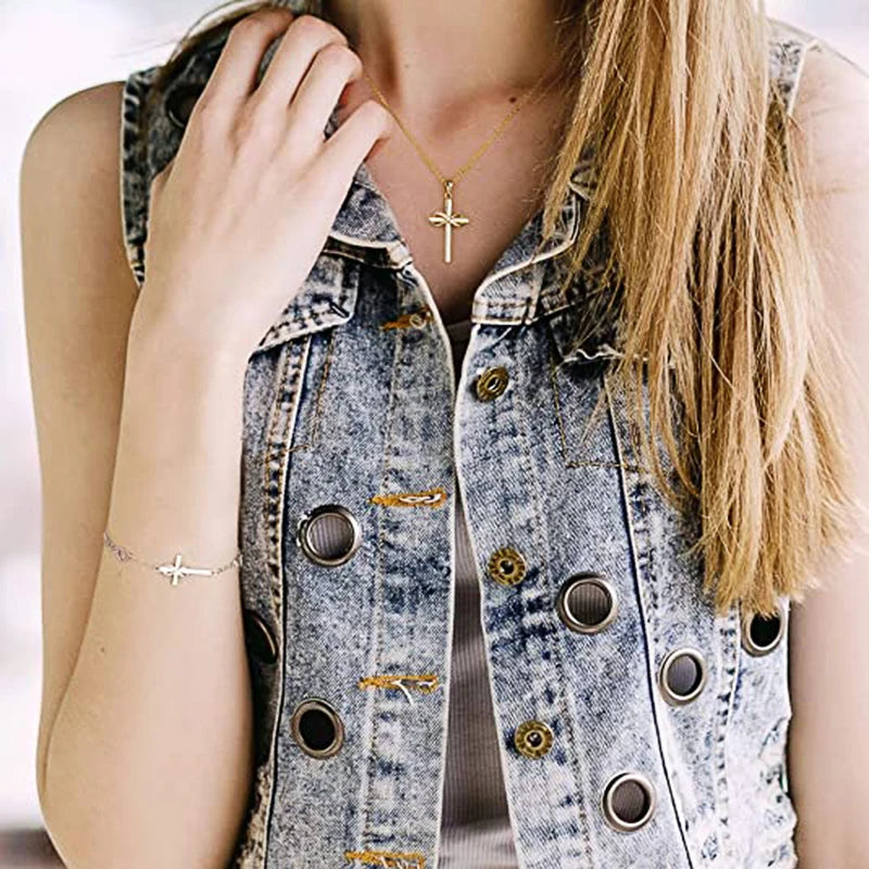 Collier avec pendentif croix infini orné de cristaux