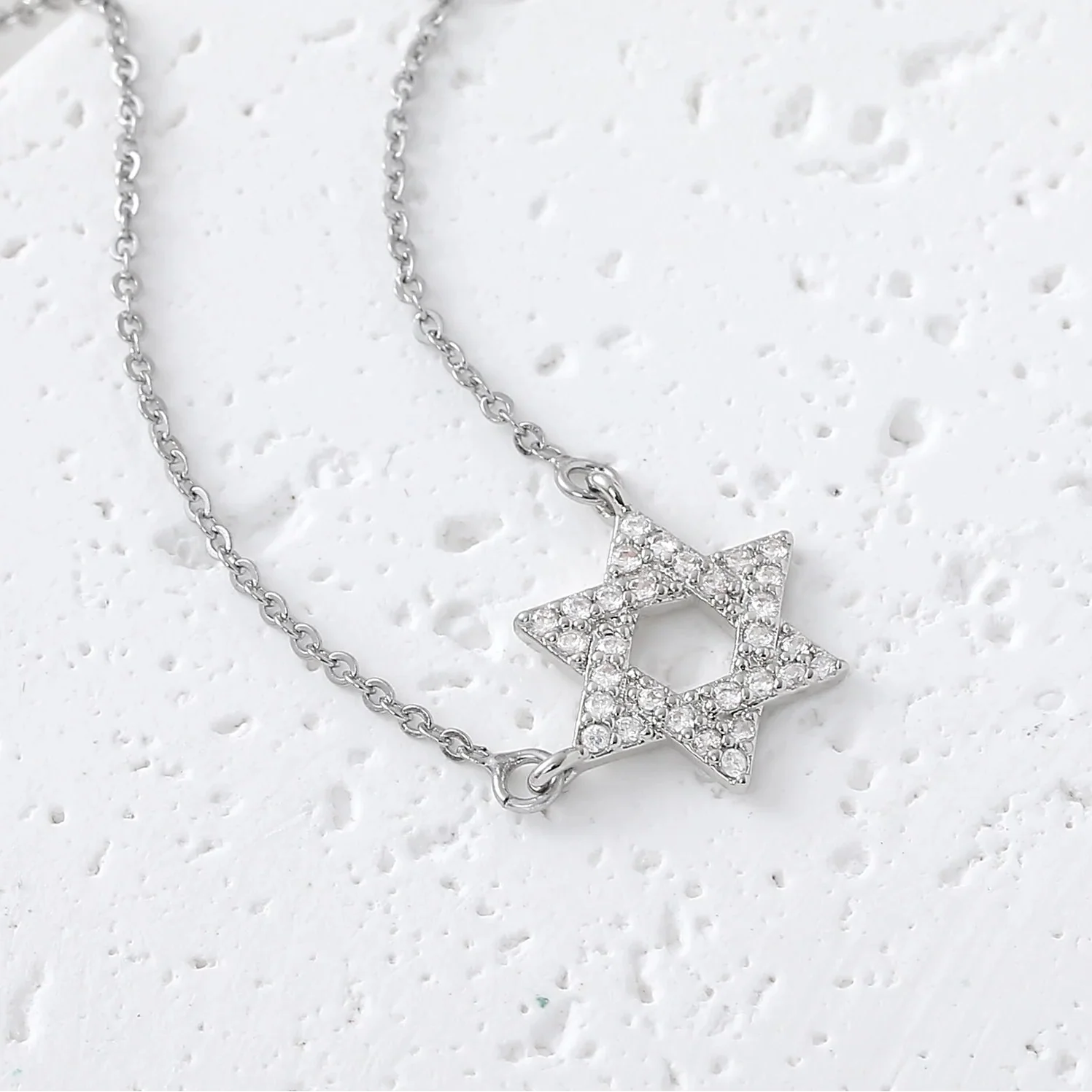 Ketting met hanger van de <span data-glossary-id="etoile_de_david">Davidster</span> in strass, Joods symbool zilver