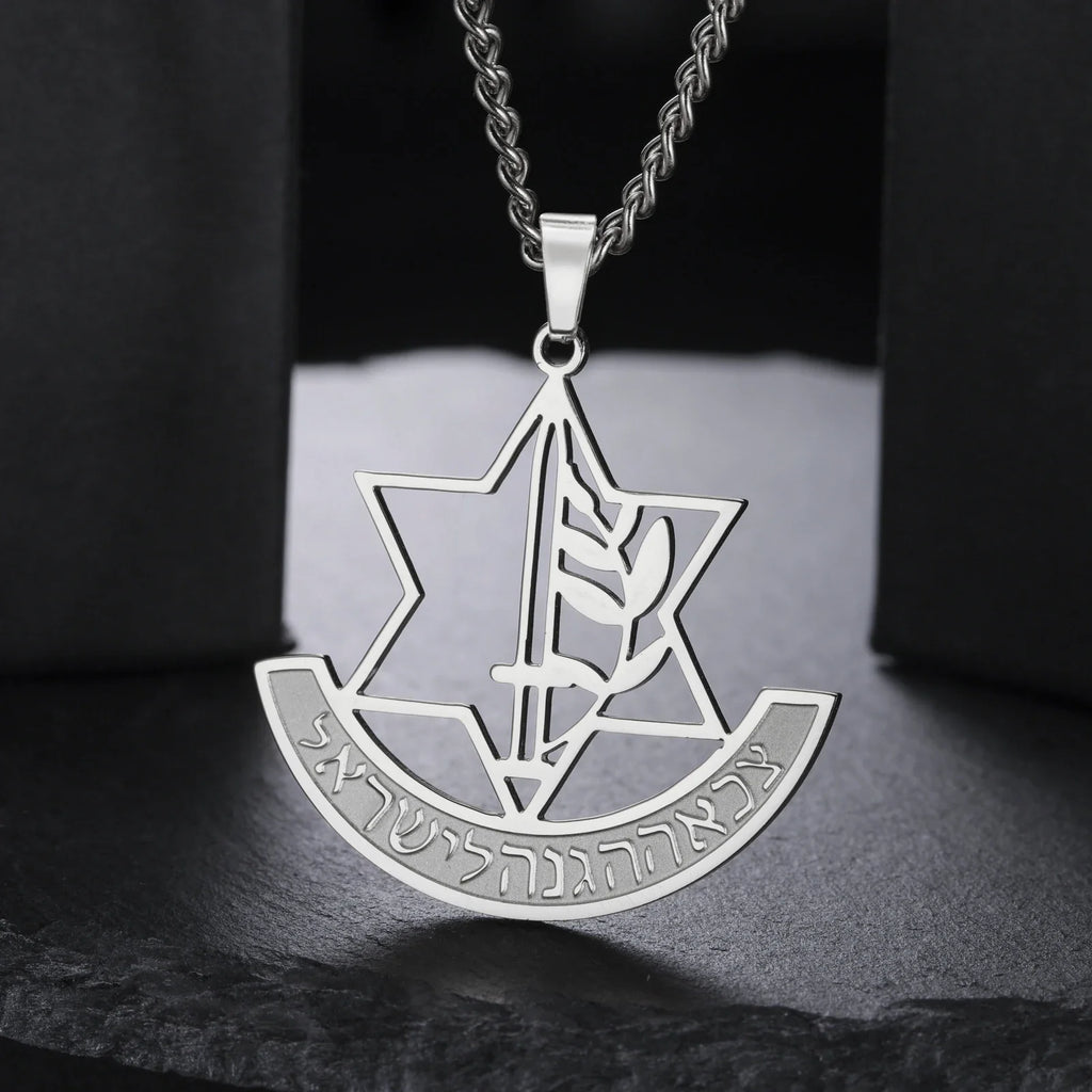 Collier avec pendentif de l'étoile de David et fleur de lis symbolique juive argent