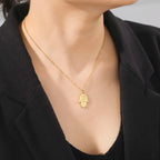 Halskæde med beskyttende vedhæng <span data-glossary-id="etoile-de-david">Davidsstjerne</span> og Fatmas hånd i guld