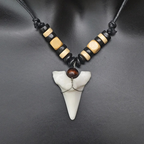 Collier avec Pendentif Dent de Requin
