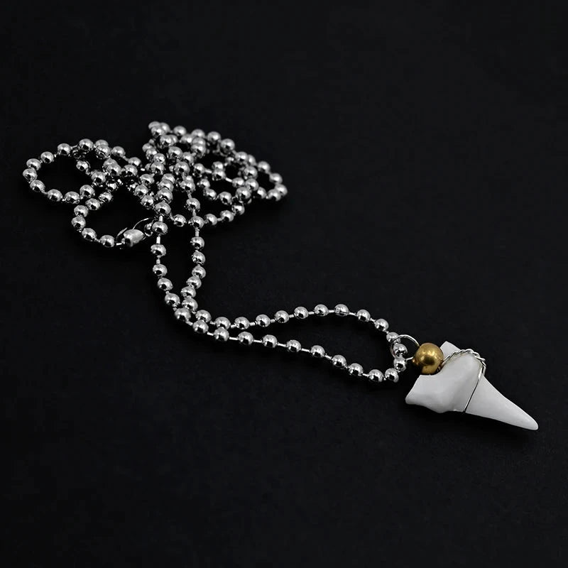 Collier avec Pendentif Dent de Requin Blanche
