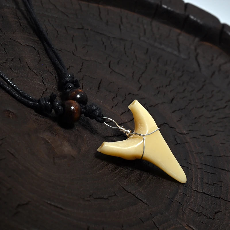Collier avec Pendentif Dent de Requin Style Tribal