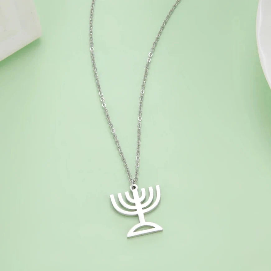 Collier avec pendentif du symbole de l'identité juive Menorah argent