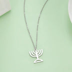 Collier avec pendentif du symbole de l'identité juive Menorah argent