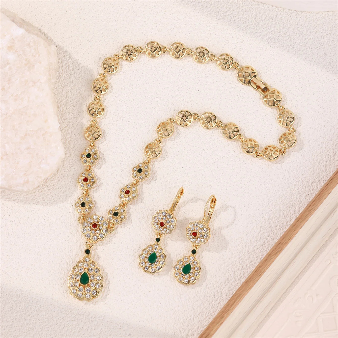 Collier avec pendentif et boucles d'oreilles pendantes traditionnels mariage arabe vert