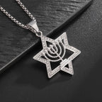 Collier avec pendentif étoile de David et symbole de l'identité juive Menorah
