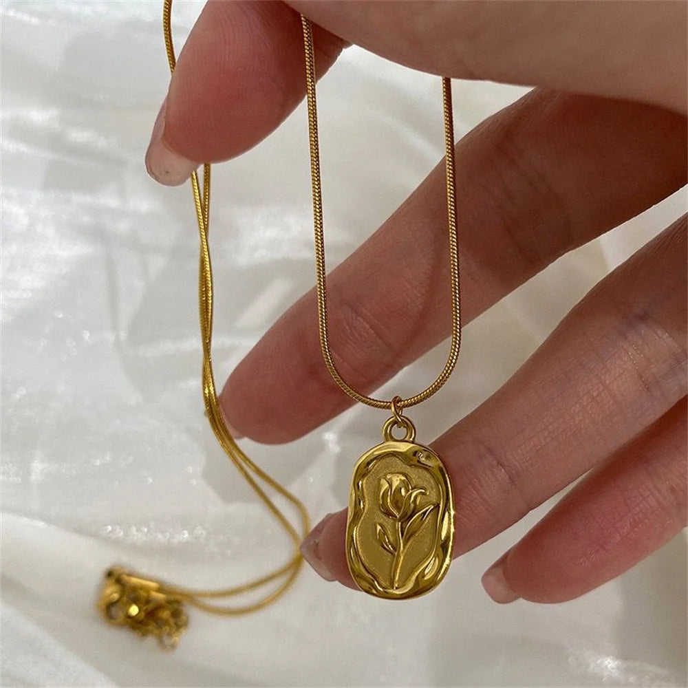 Collier avec pendentif fleur de rose or