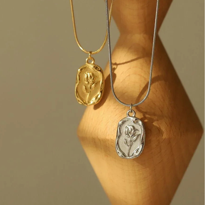 Collier avec pendentif fleur de rose argent