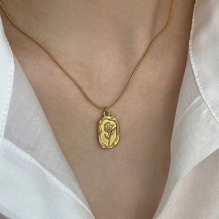 Collier avec pendentif fleur de rose or