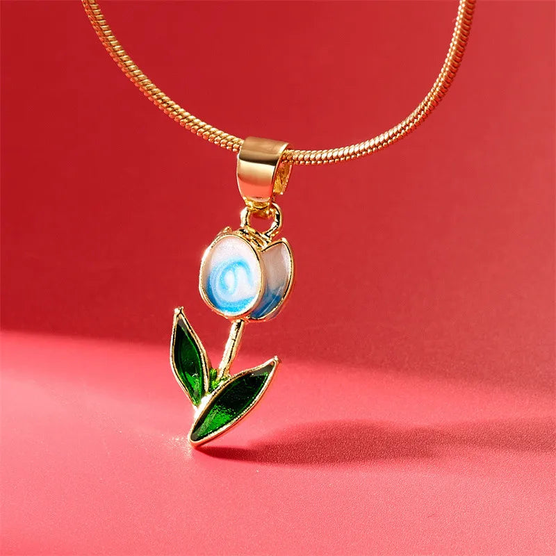 Halskette mit Tulpenblüten-Anhänger aus weißem und blauem farbigem Emaille