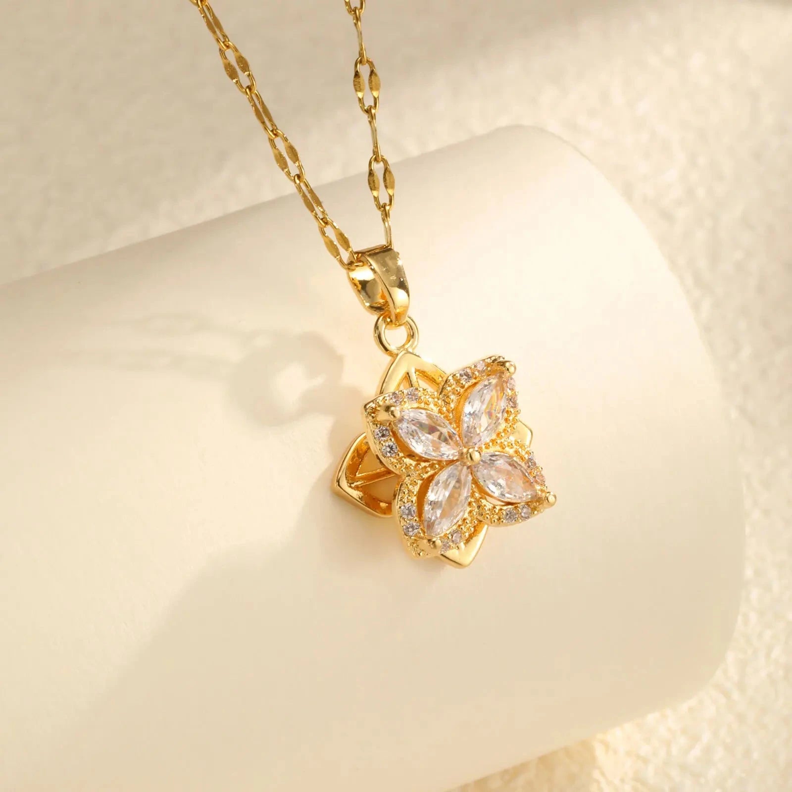 Collier avec Pendentif Fleur en Zircon Rotative Anti-Stress
