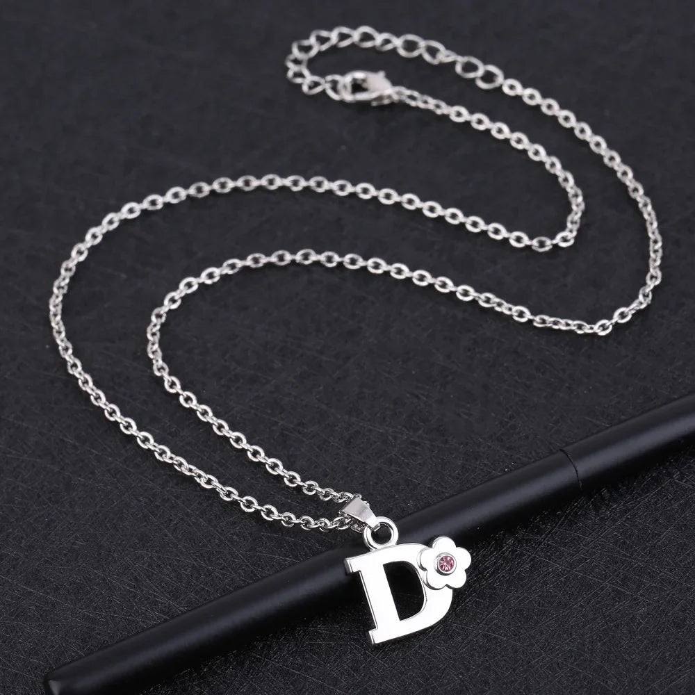 Collier avec pendentif initiale et fleur d