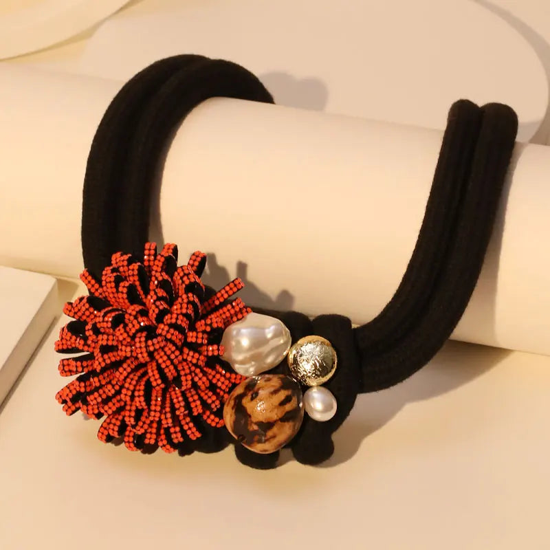 Collana Girocollo con Pendente Fiore Rosso e Perle