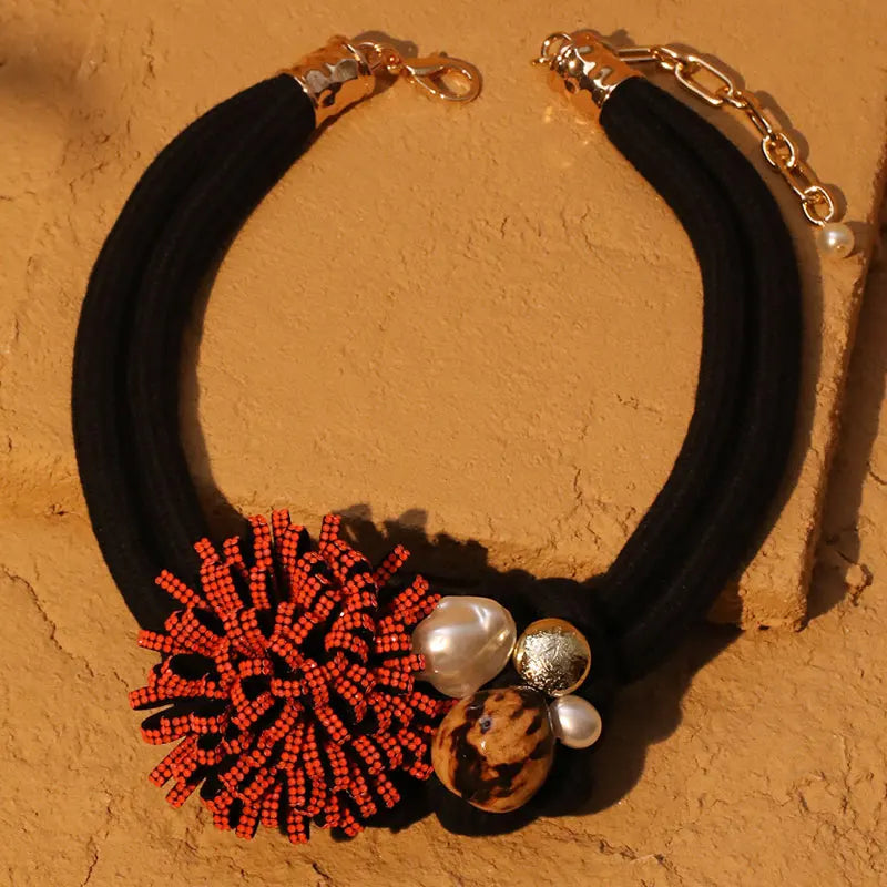 Collana Girocollo con Pendente Fiore Rosso e Perle