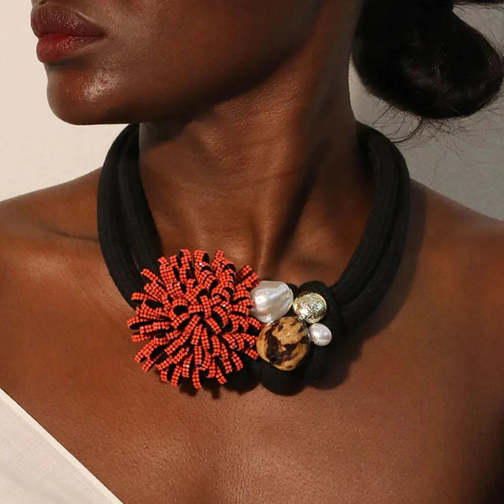 Collana Girocollo con Pendente Fiore Rosso e Perle