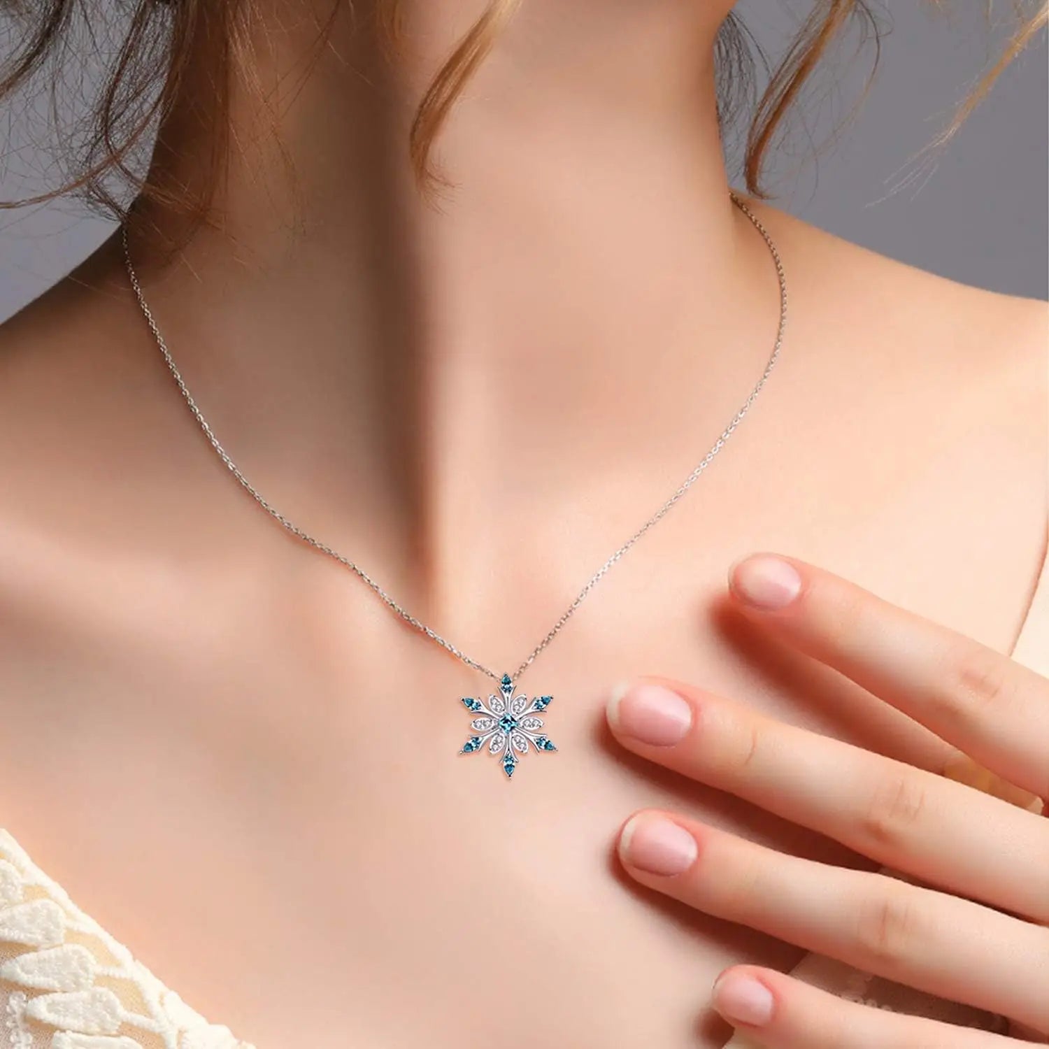Collier avec Pendentif Flocon de Neige en Zircon bleu