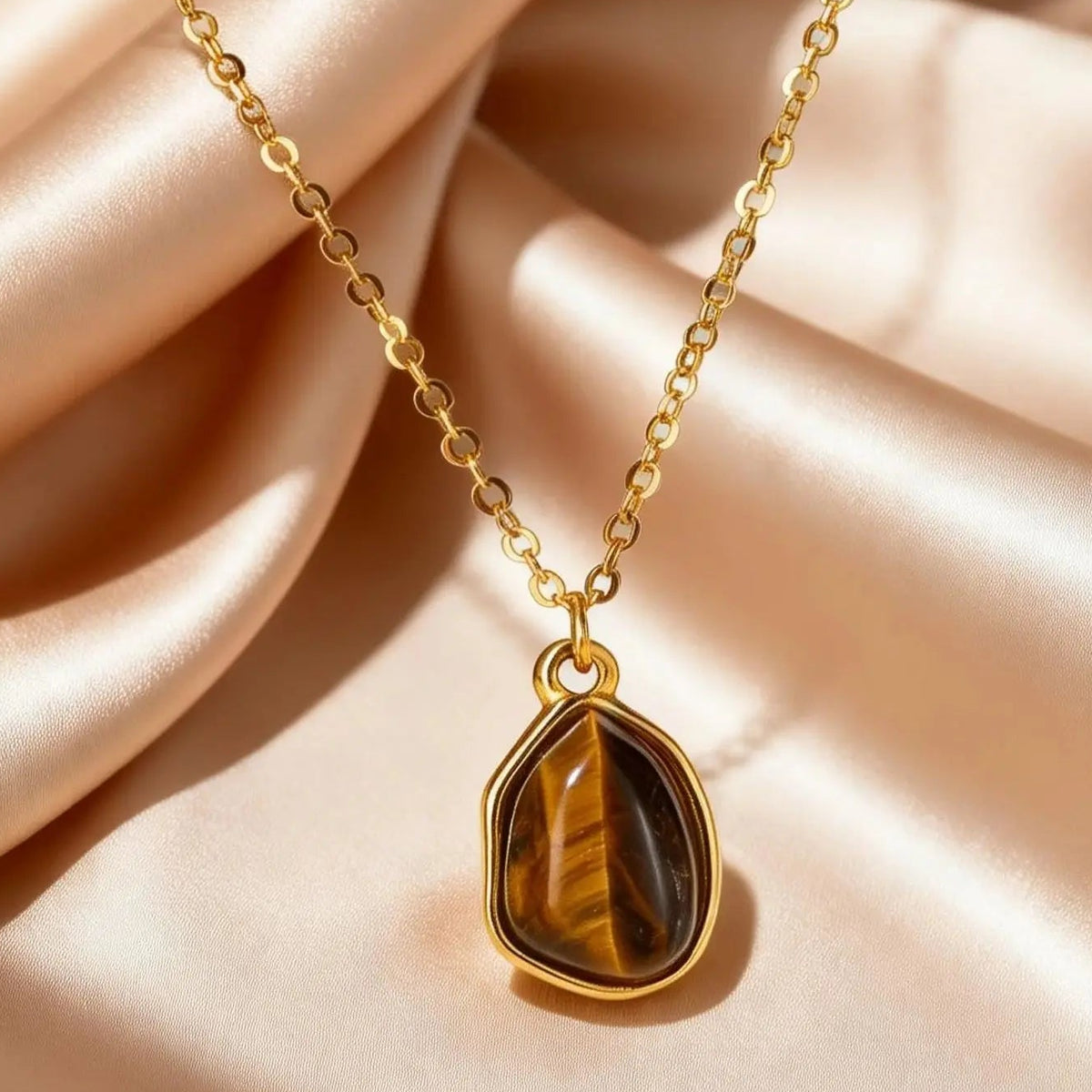Collier avec pendentif géométrique et pierre d'oeil de tigre
