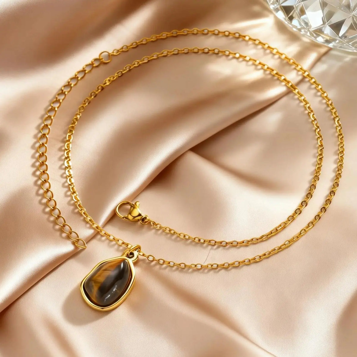 Collier avec pendentif géométrique et pierre d'oeil de tigre