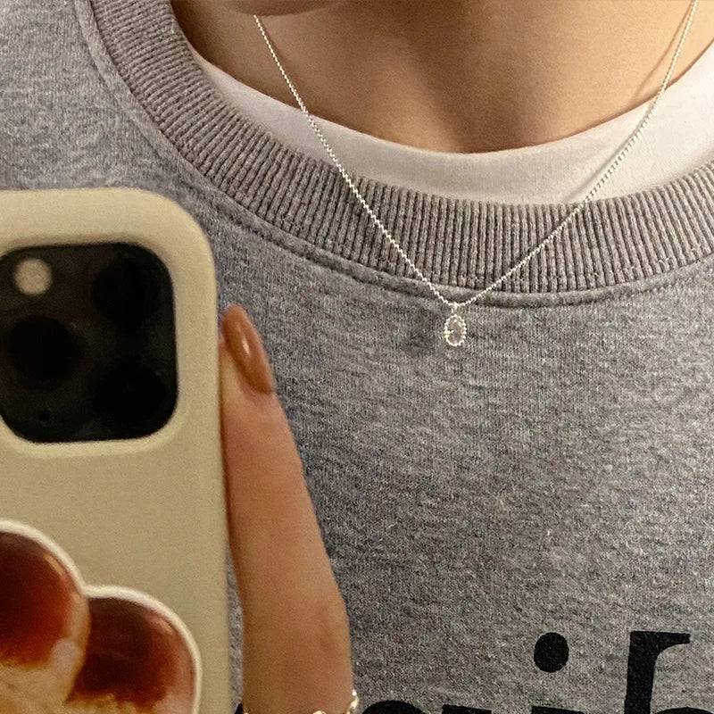 Collier avec pendentif goutte d'eau ovale étincelant