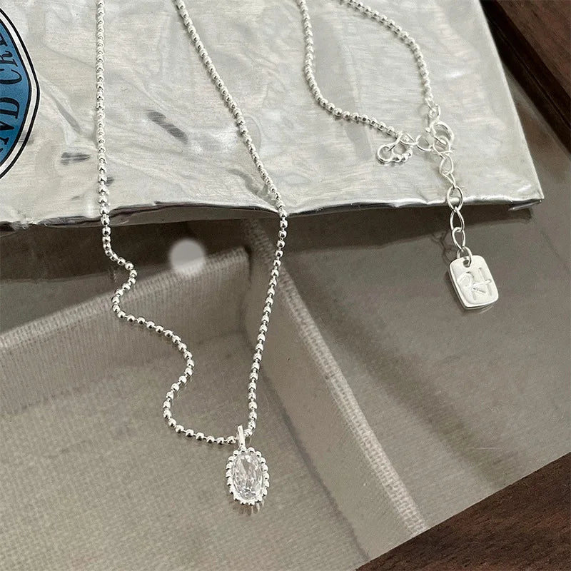 Collier avec pendentif goutte d'eau ovale étincelant