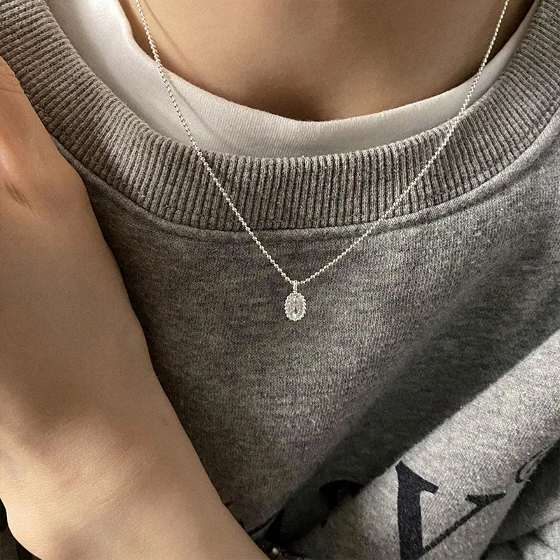 Collier avec pendentif goutte d'eau ovale étincelant