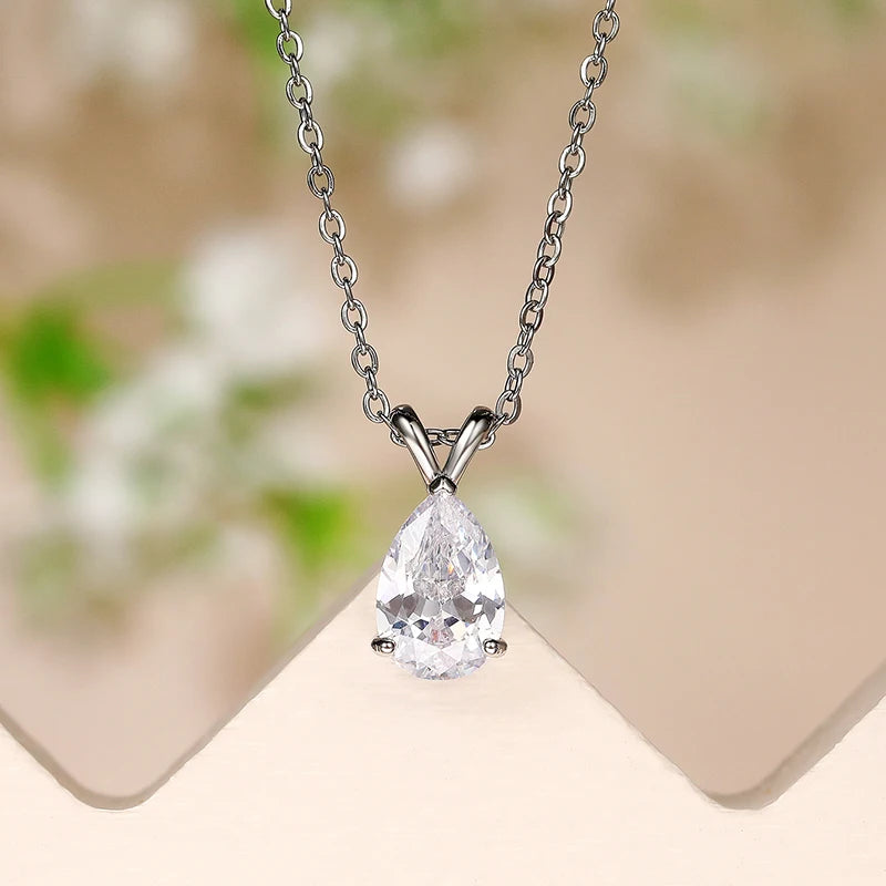 Collier avec pendentif goutte d'eau en cristal scintillant