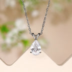 Collier avec pendentif goutte d'eau en cristal scintillant
