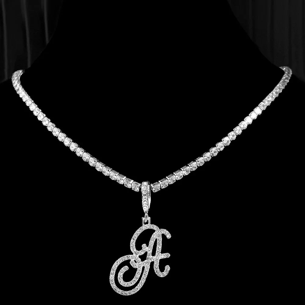 Collier ras de cou avec pendentif initiale et strass a