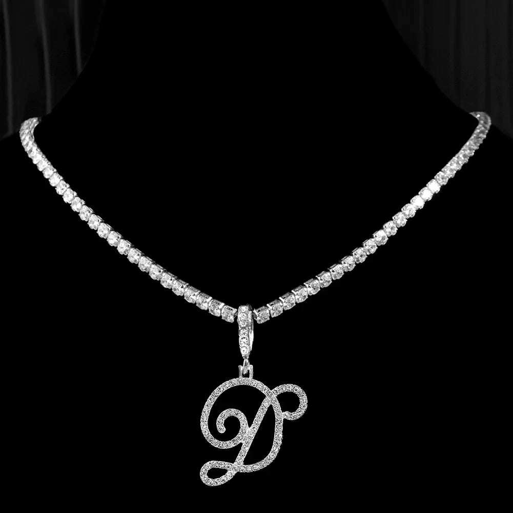 Collier ras de cou avec pendentif initiale et strass d