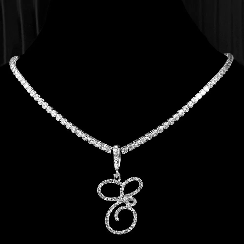 Collier ras de cou avec pendentif initiale et strass e