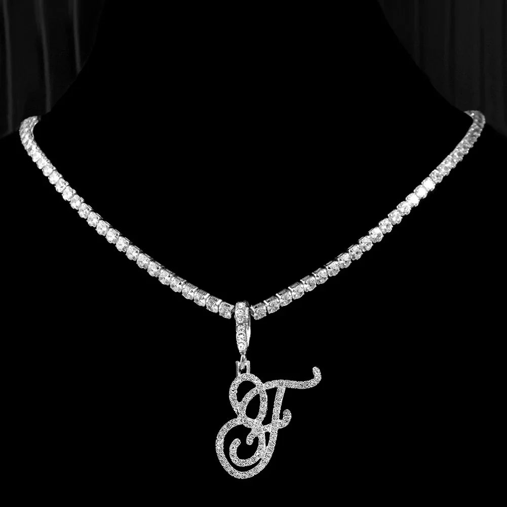 Collier ras de cou avec pendentif initiale et strass f
