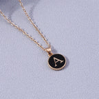Collier avec pendentif coloré initiale a