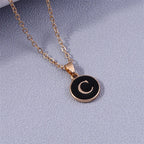 Collier avec pendentif coloré initiale c