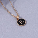 Collier avec pendentif coloré initiale e