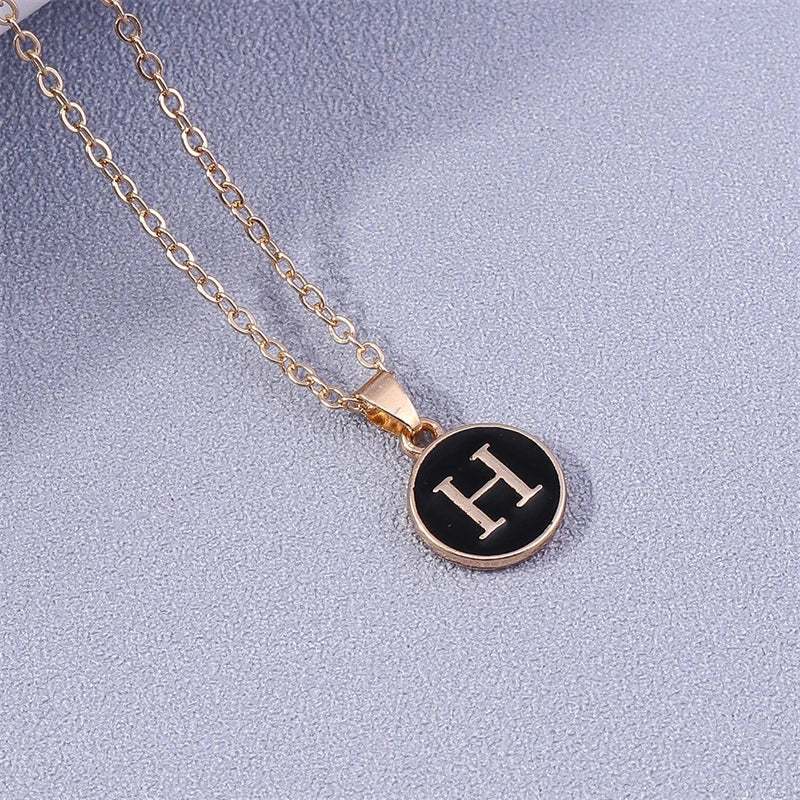 Halskette mit farbigem Initialen-Anhänger h