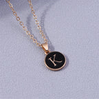 Collier avec pendentif coloré initiale k