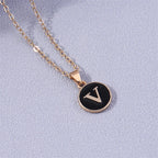 Collier avec pendentif coloré initiale v