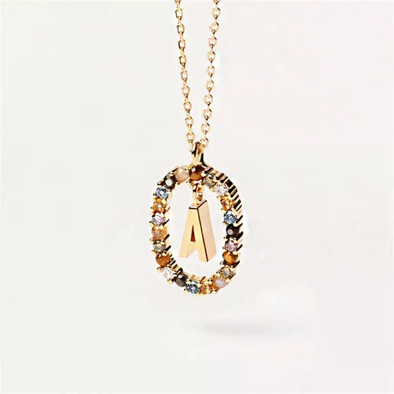 Collier avec pendentif ovale initiale a