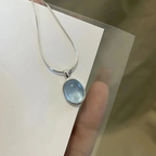 Halskette mit ovalem Anhänger aus Mondstein