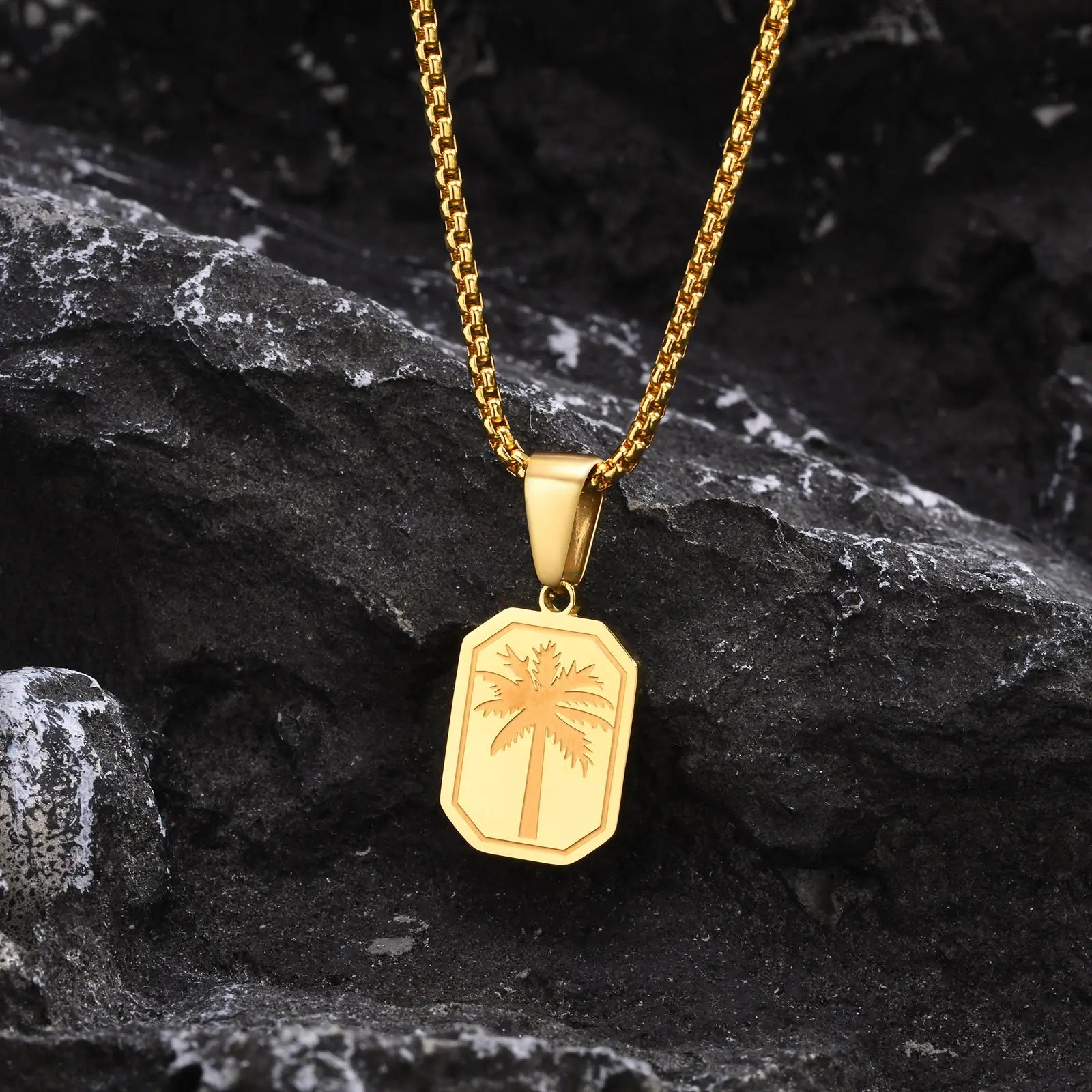 Halskette mit geometrischem Palmenanhänger aus Gold