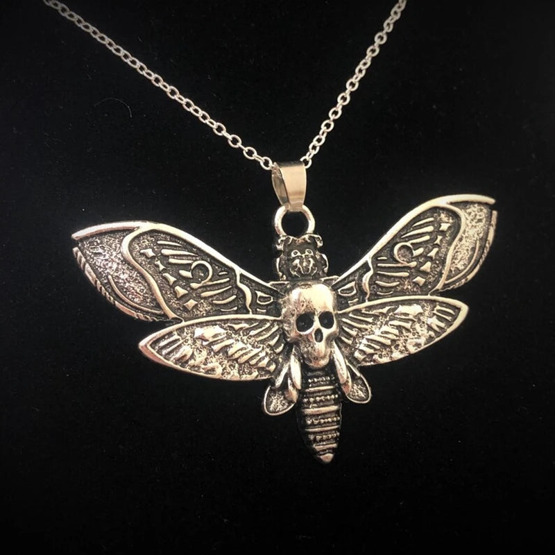 Collana con ciondolo farfalla sfinge e teschio