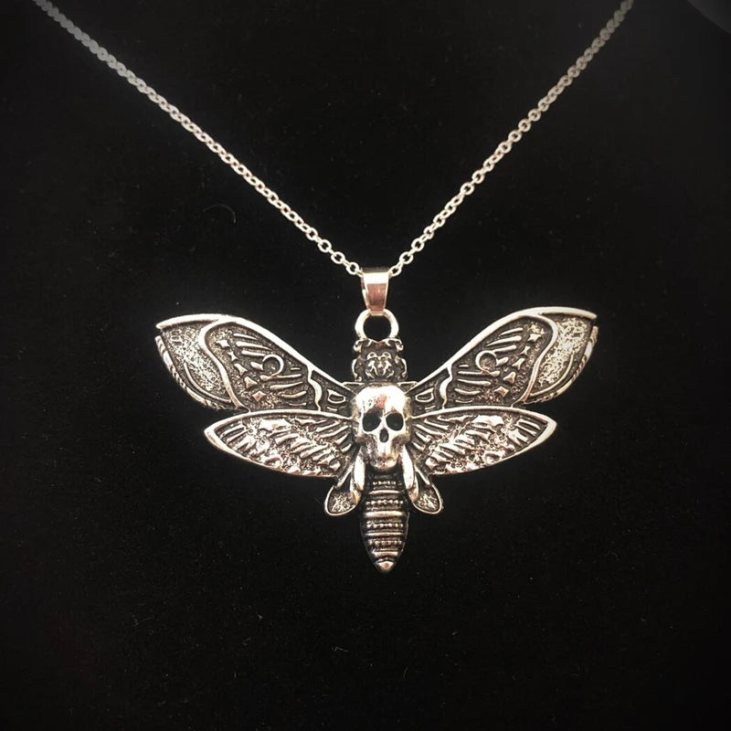 Collana con ciondolo a farfalla sfinge e teschio 