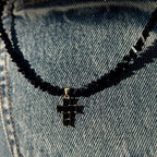 Collier avec pendentif ras de cou croix scintillante noir