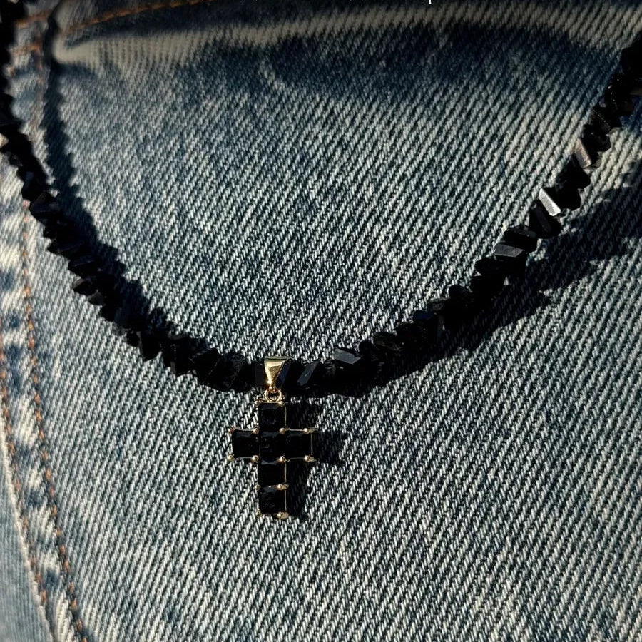 Collier avec pendentif ras de cou croix scintillante noir