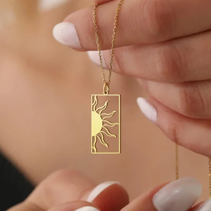Collier avec pendentif rectangulaire demi-soleil or